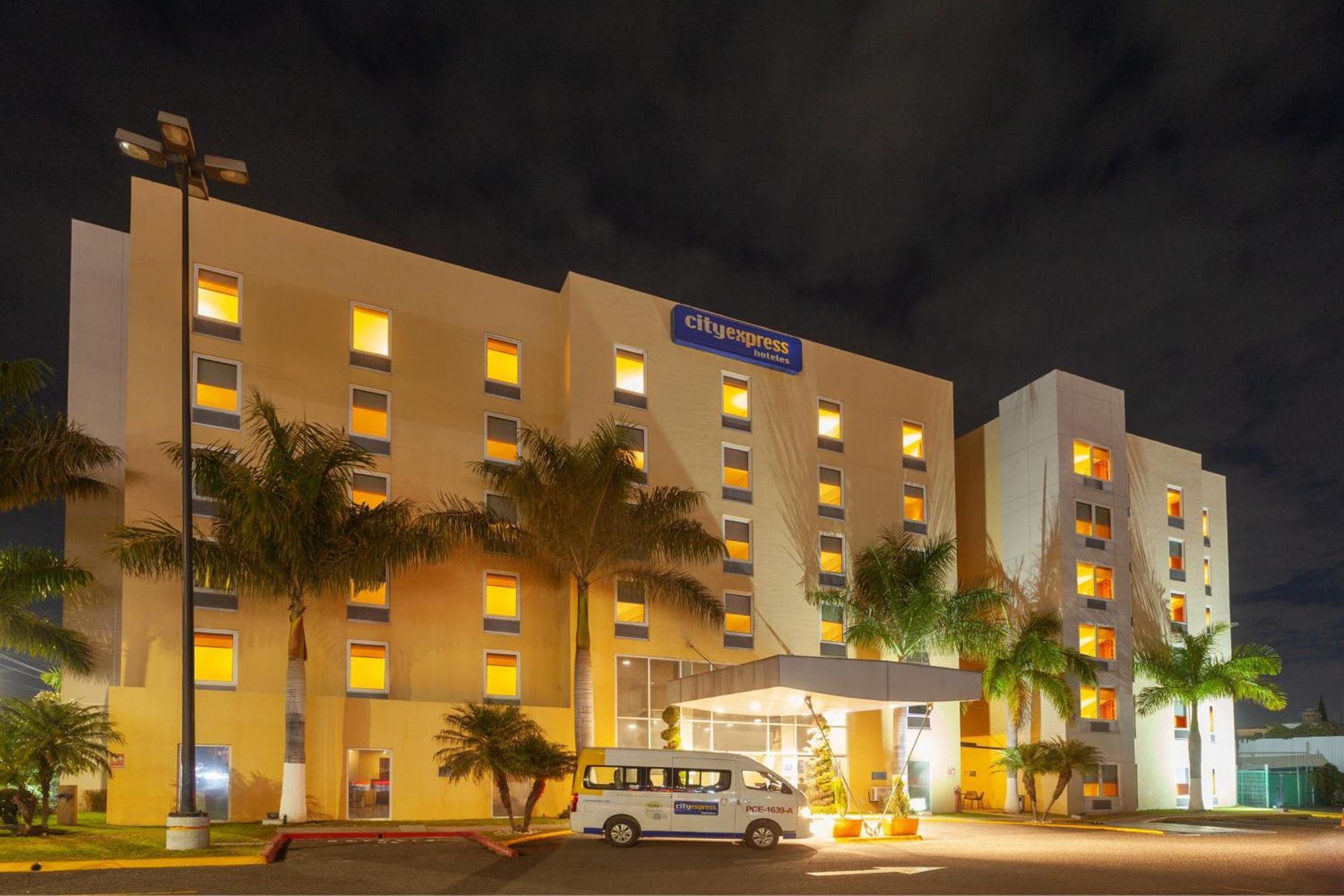 City Express By Marriott Celaya Parque Exterior photo