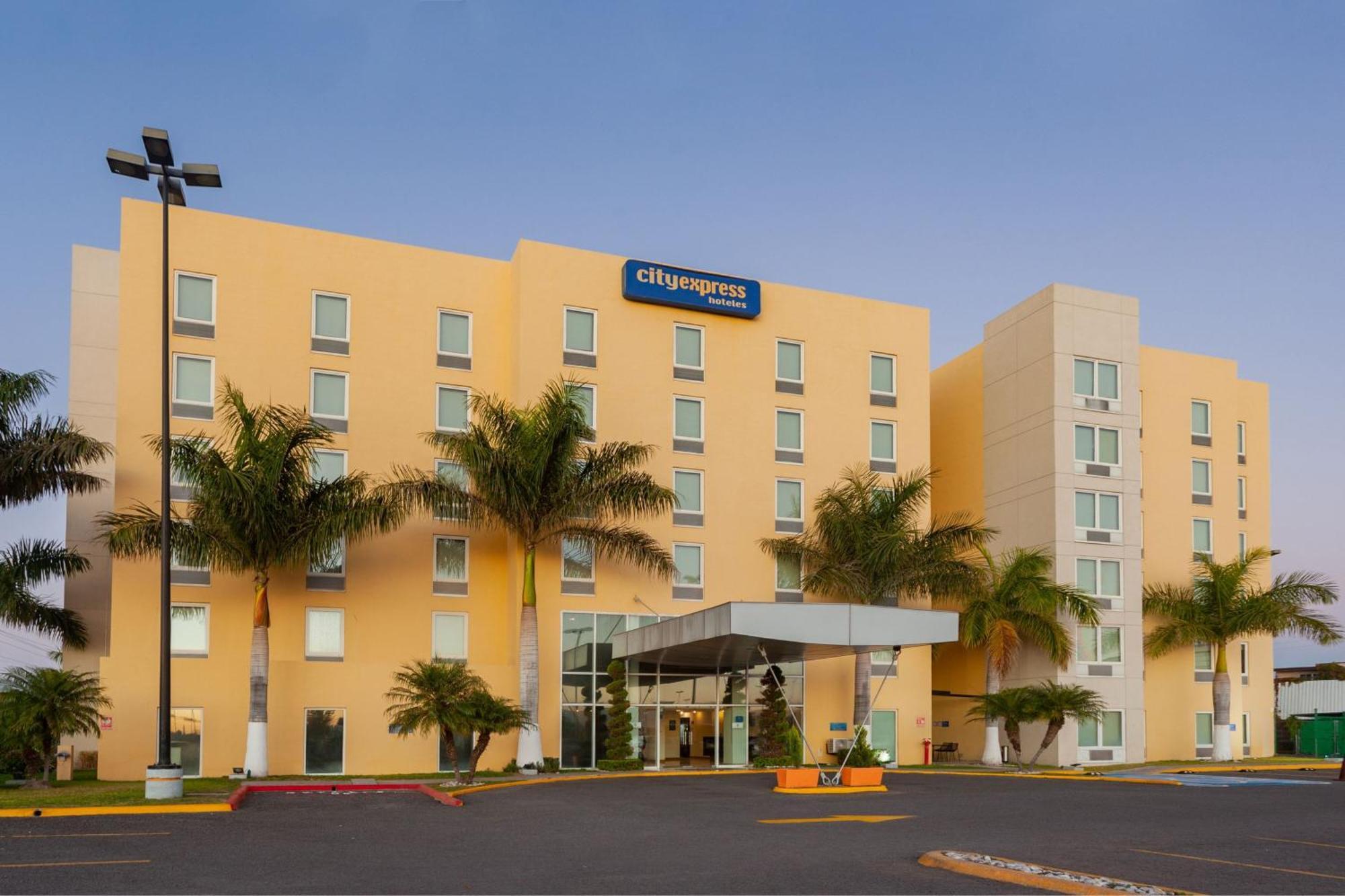 City Express By Marriott Celaya Parque Exterior photo
