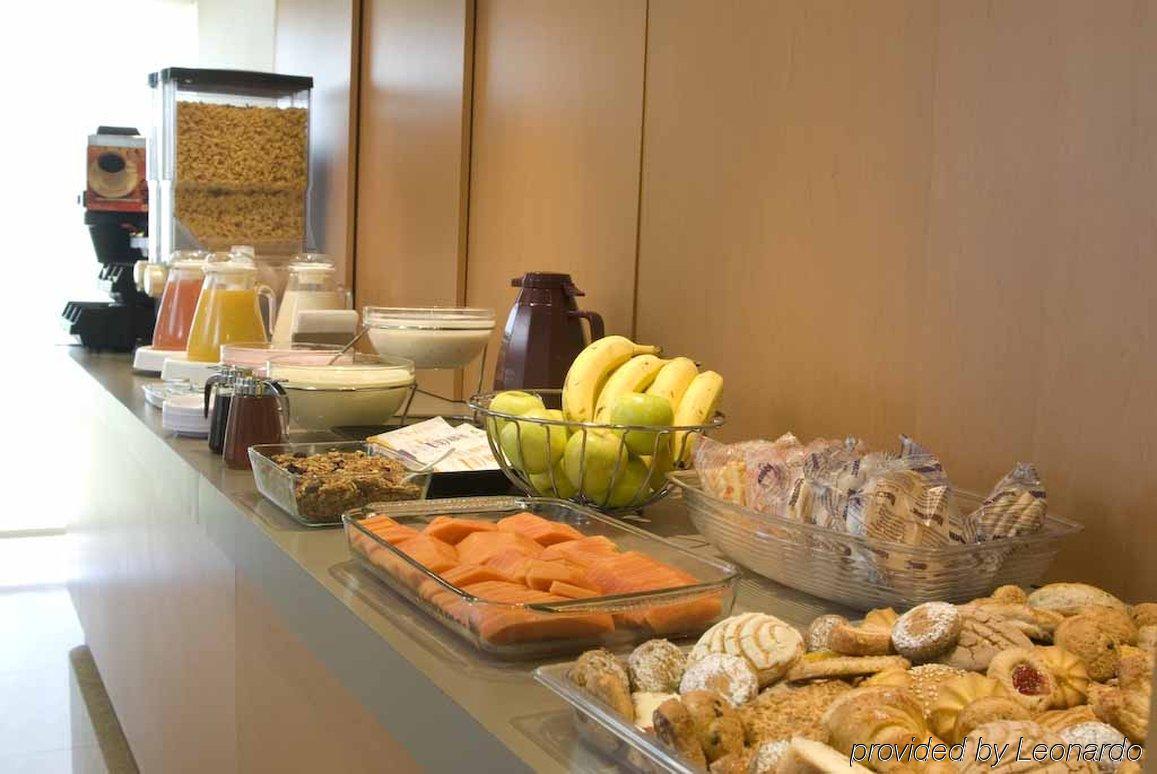 City Express By Marriott Celaya Parque Restaurant photo